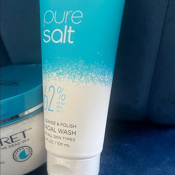 Seacret Skincare Set with Blue Accents - Picture 5 of 5